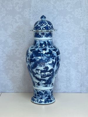 A Chinese blue and white covered vase with figures in landscapes, Kangxi — foto 1