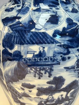 A Chinese blue and white covered vase with figures in landscapes, Kangxi — foto 11