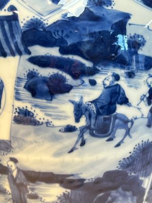 A Chinese blue and white covered vase with figures in landscapes, Kangxi — foto 12