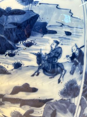 A Chinese blue and white covered vase with figures in landscapes, Kangxi — foto 14