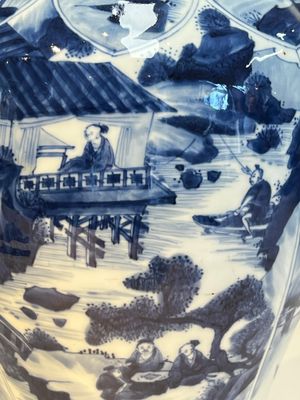 A Chinese blue and white covered vase with figures in landscapes, Kangxi — foto 15