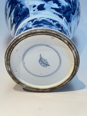 A Chinese blue and white covered vase with figures in landscapes, Kangxi — foto 16