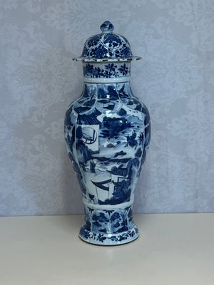 A Chinese blue and white covered vase with figures in landscapes, Kangxi — foto 2