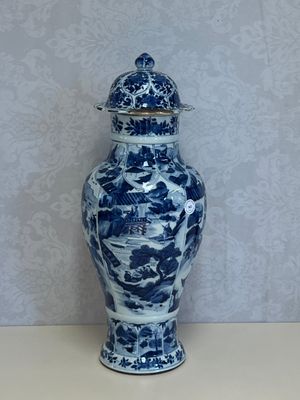 A Chinese blue and white covered vase with figures in landscapes, Kangxi — foto 3