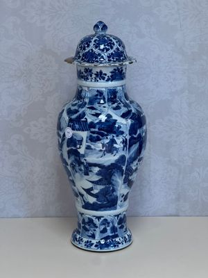 A Chinese blue and white covered vase with figures in landscapes, Kangxi — foto 4