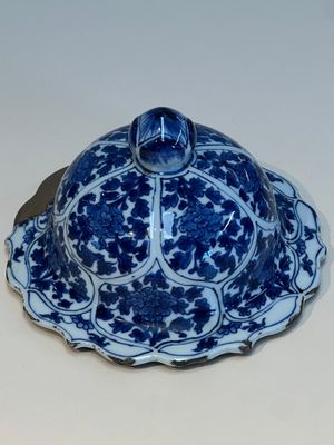 A Chinese blue and white covered vase with figures in landscapes, Kangxi — foto 5