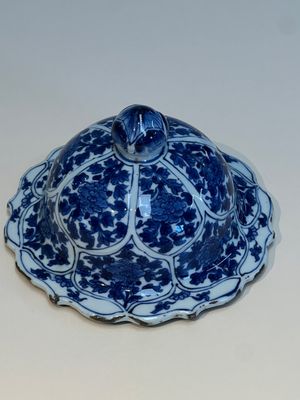 A Chinese blue and white covered vase with figures in landscapes, Kangxi — foto 6