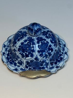 A Chinese blue and white covered vase with figures in landscapes, Kangxi — foto 7