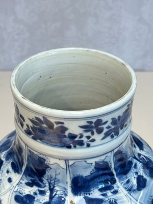 A Chinese blue and white covered vase with figures in landscapes, Kangxi — foto 9