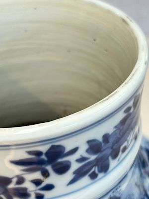 A Chinese blue and white covered vase with figures in landscapes, Kangxi — foto 10