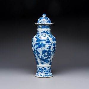 A Chinese blue and white covered vase with figures in landscapes, Kangxi — foto 1