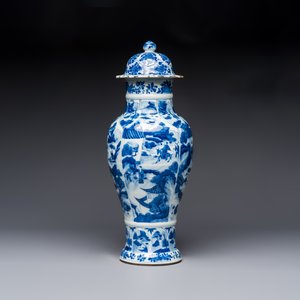 A Chinese blue and white covered vase with figures in landscapes, Kangxi — foto 2
