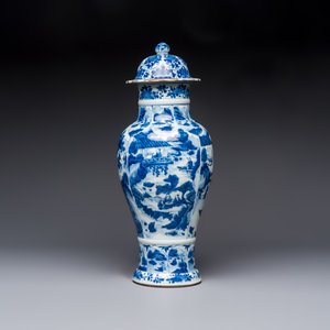 A Chinese blue and white covered vase with figures in landscapes, Kangxi — foto 3