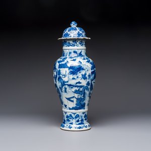 A Chinese blue and white covered vase with figures in landscapes, Kangxi — foto 4