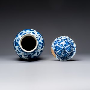 A Chinese blue and white covered vase with figures in landscapes, Kangxi — foto 5