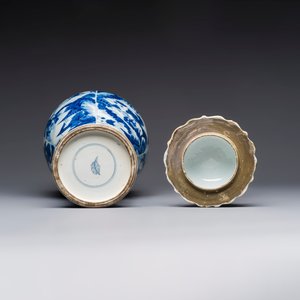 A Chinese blue and white covered vase with figures in landscapes, Kangxi — foto 6