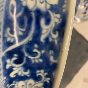 A Chinese blue and white covered vase with floral and landscape panels, Kangxi — 照片 17