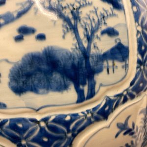 A Chinese blue and white covered vase with floral and landscape panels, Kangxi — 照片 20