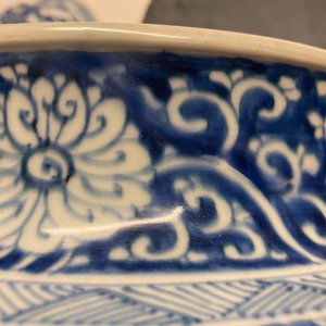 A Chinese blue and white covered vase with floral and landscape panels, Kangxi — 照片 24