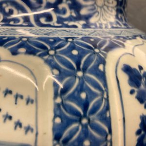 A Chinese blue and white covered vase with floral and landscape panels, Kangxi — 照片 26