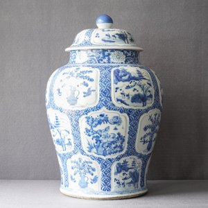 A Chinese blue and white covered vase with floral and landscape panels, Kangxi — 照片 10