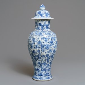 A Chinese blue and white covered vase with floral design, Kangxi — photo 1