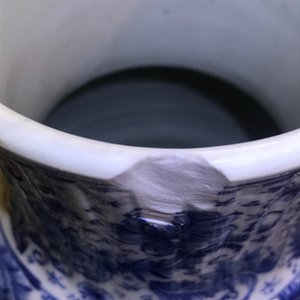 A Chinese blue and white covered vase with floral design, Kangxi — photo 16