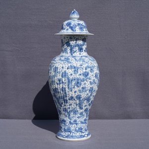 A Chinese blue and white covered vase with floral design, Kangxi — photo 17