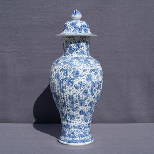 A Chinese blue and white covered vase with floral design, Kangxi — photo 18