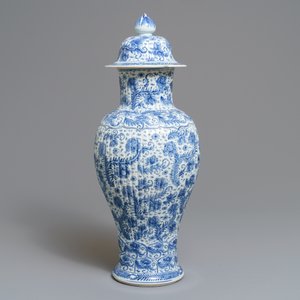 A Chinese blue and white covered vase with floral design, Kangxi — photo 2
