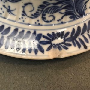 A Chinese blue and white covered vase with floral design, Kangxi — photo 8