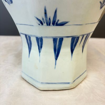 A Chinese blue and white covered vase with floral design — photo 4