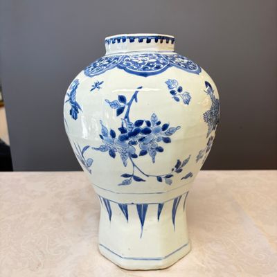 A Chinese blue and white covered vase with floral design — photo 5
