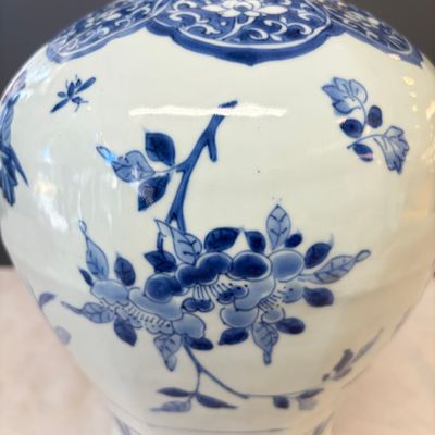 A Chinese blue and white covered vase with floral design — photo 6