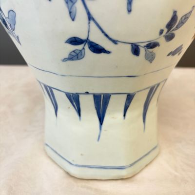 A Chinese blue and white covered vase with floral design — photo 7
