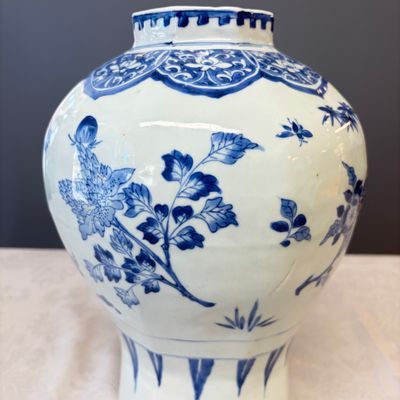 A Chinese blue and white covered vase with floral design — photo 8