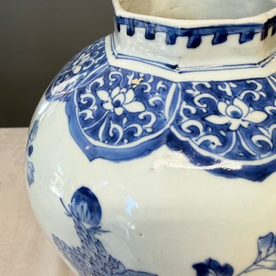 A Chinese blue and white covered vase with floral design — photo 9