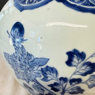 A Chinese blue and white covered vase with floral design — photo 10