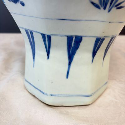 A Chinese blue and white covered vase with floral design — photo 11