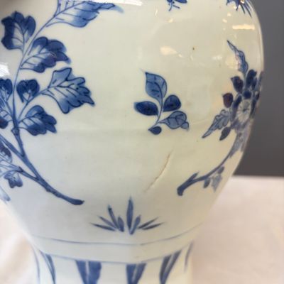 A Chinese blue and white covered vase with floral design — photo 12