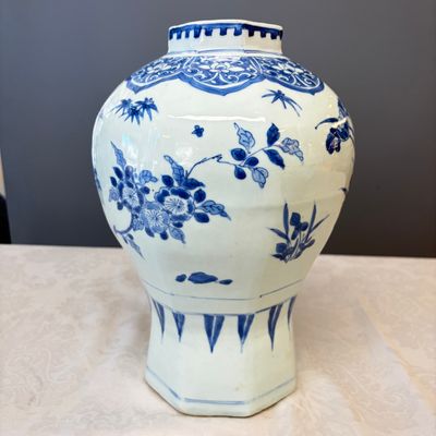 A Chinese blue and white covered vase with floral design — photo 13