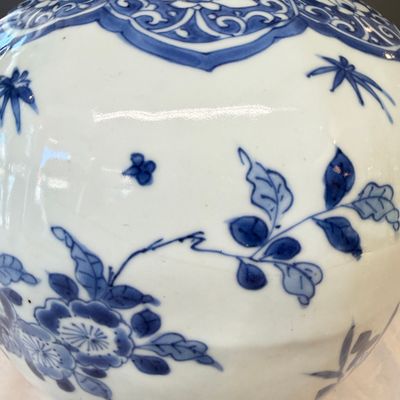 A Chinese blue and white covered vase with floral design — photo 14