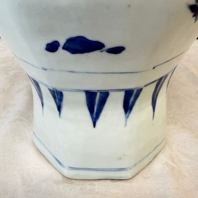 A Chinese blue and white covered vase with floral design — photo 15