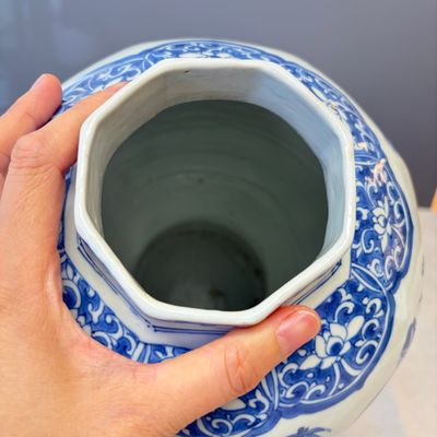 A Chinese blue and white covered vase with floral design — photo 16