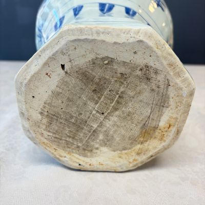 A Chinese blue and white covered vase with floral design — photo 17