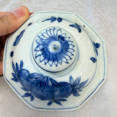 A Chinese blue and white covered vase with floral design — photo 21