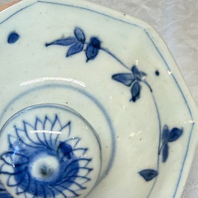 A Chinese blue and white covered vase with floral design — photo 24