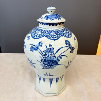 A Chinese blue and white covered vase with floral design — photo 1