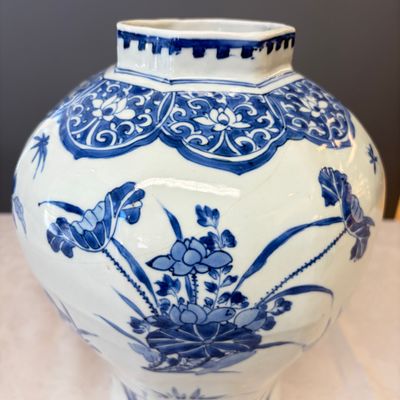 A Chinese blue and white covered vase with floral design — photo 2