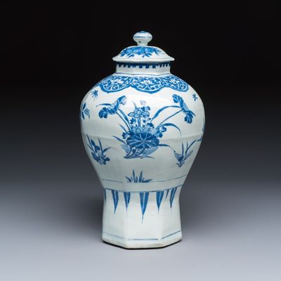 A Chinese blue and white covered vase with floral design, Transitional period